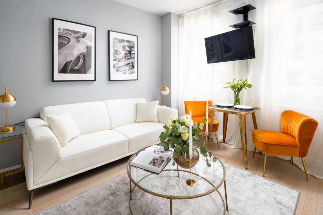Luxurious 1bd Steps From Times Square New York