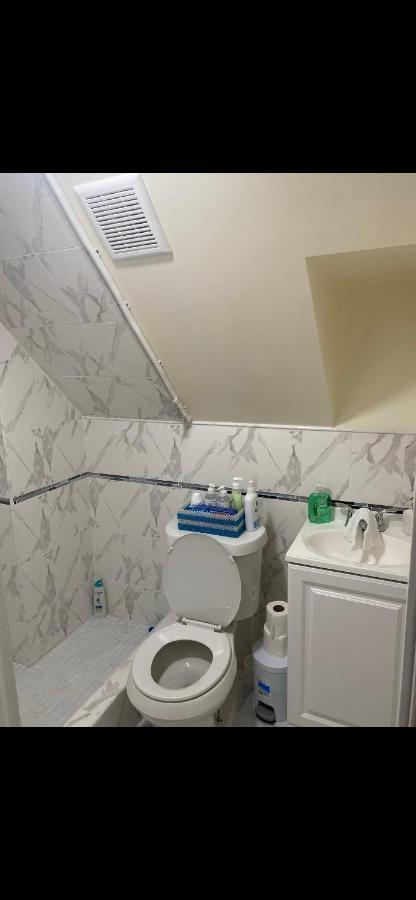 Newly Renovated One Bedroom Shared Cheerful In The Heart Of Queens Séjour chez l'habitant *