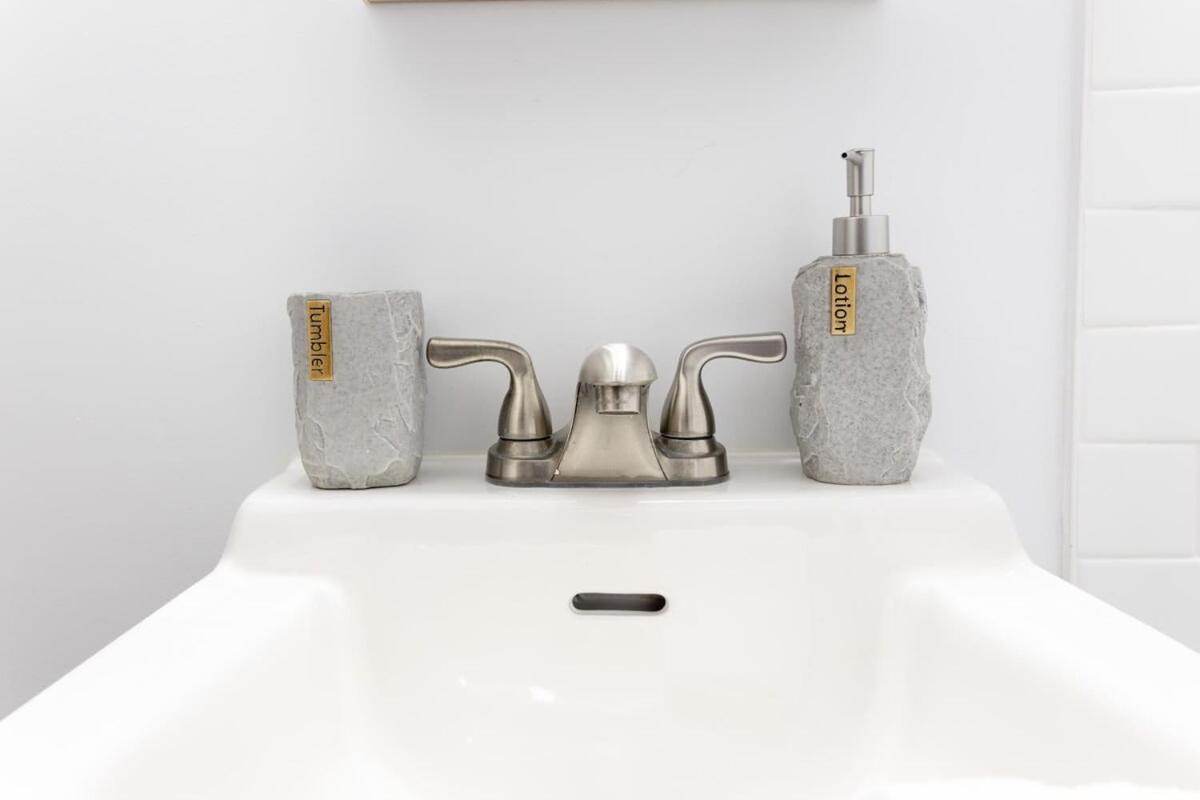 E10-1 Designer East Village Townhouse 1br Apartment