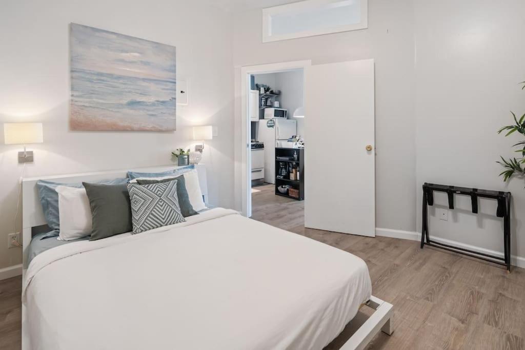 Apartment Lovely 2bed And 2bath With Unbeatable Location *