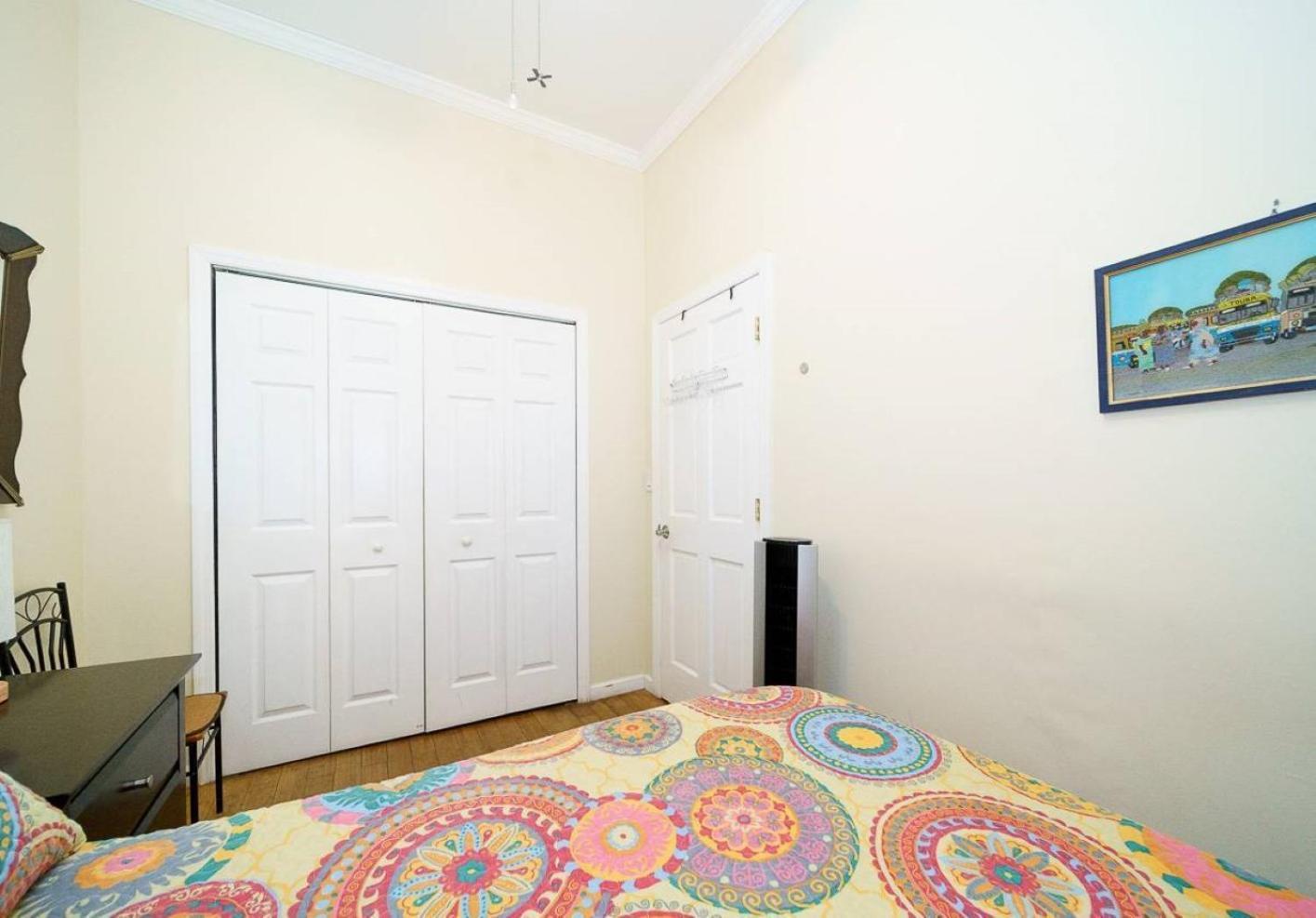 Spacious 1 Bedroom Unit In Prime Location *