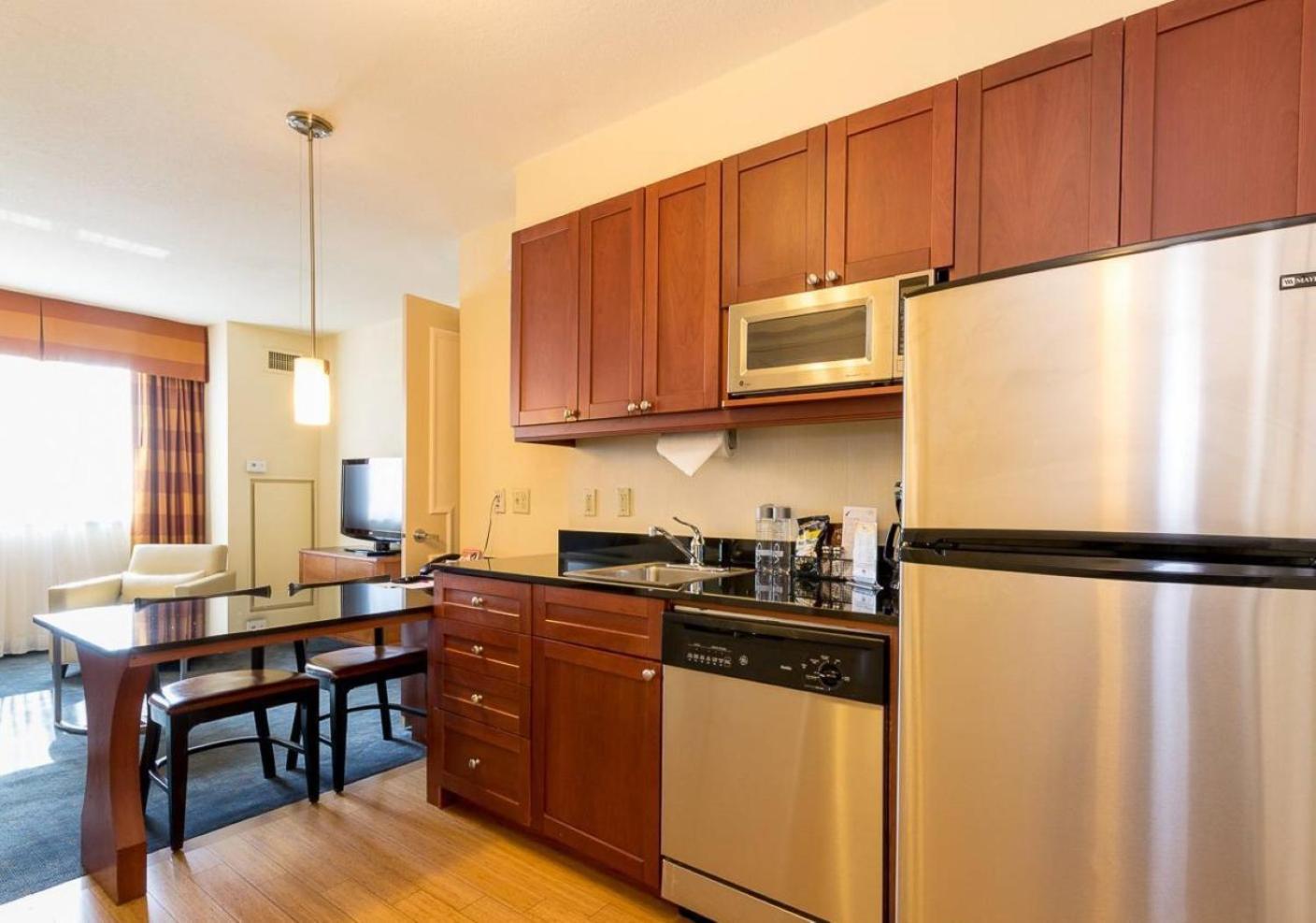 Apartment Spacious 1 Bedroom Unit In Prime Location *