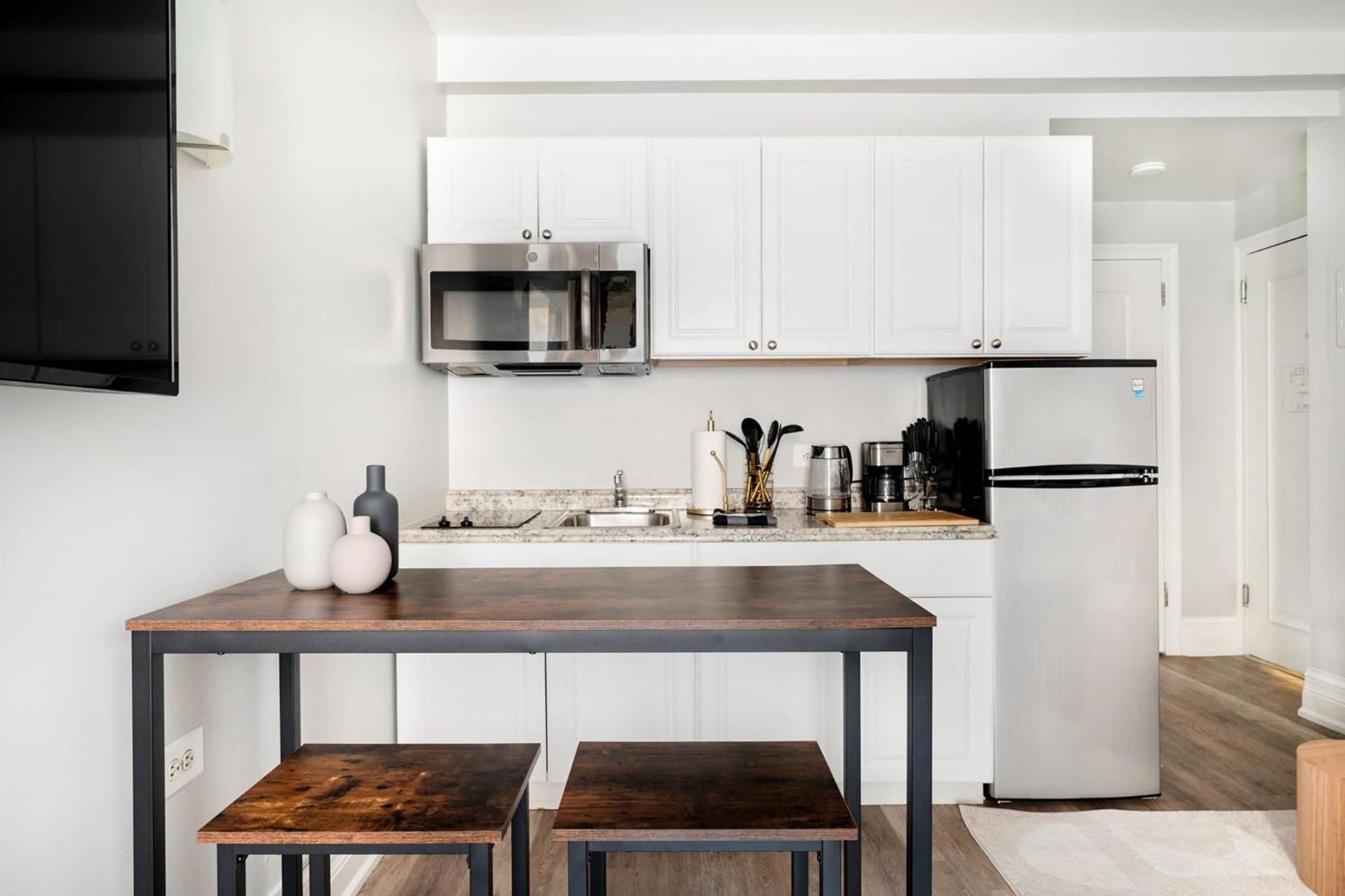 Apartment 73-410 Luxury 24 Dm New Uws Gym Laundry *