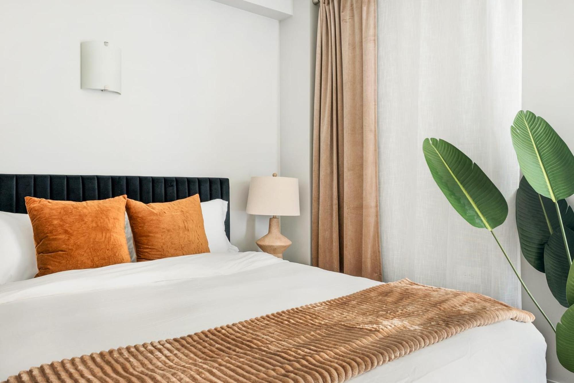 Apartment 73-410 Luxury 24 Dm New Uws Gym Laundry *