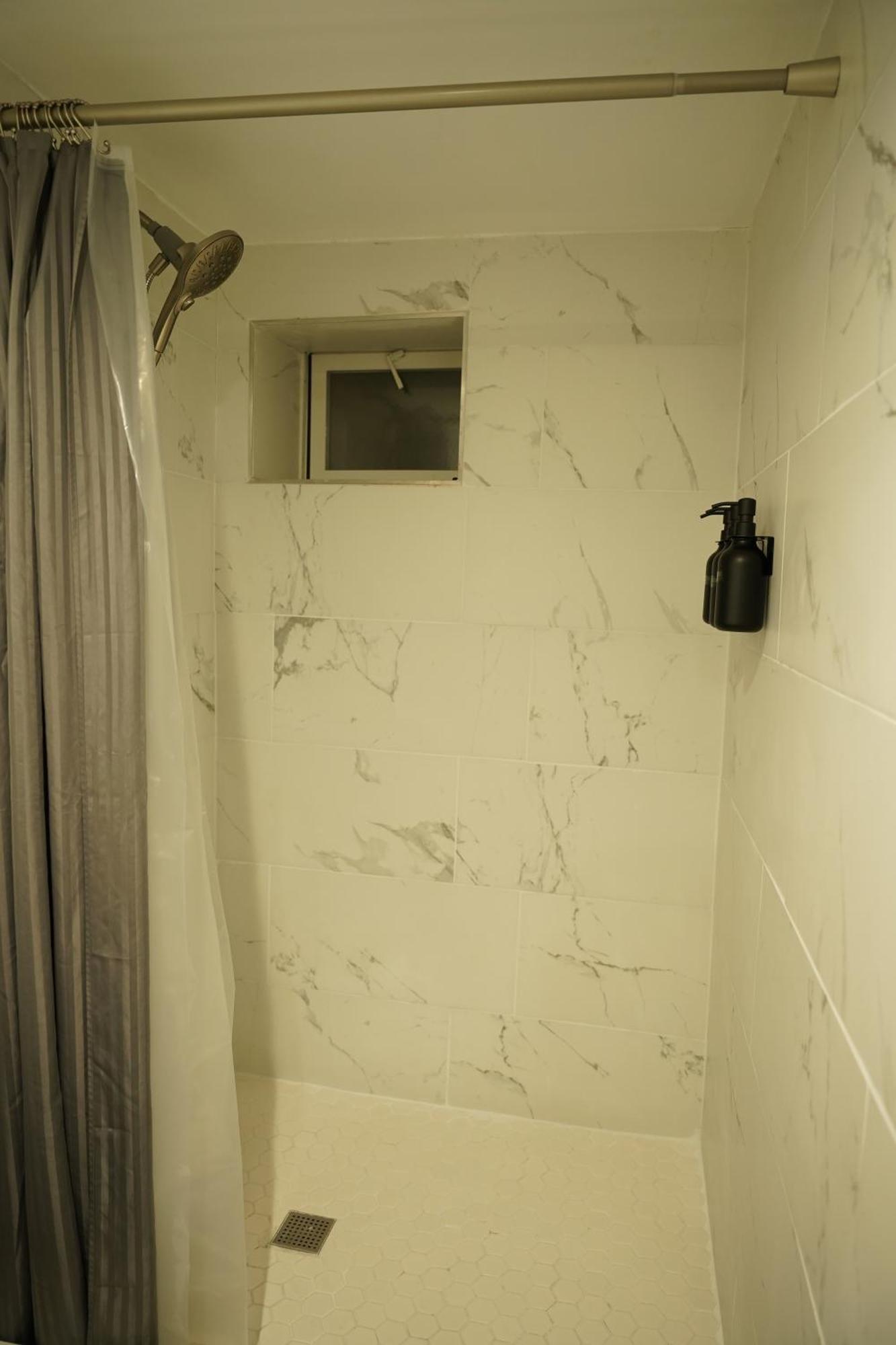 Cozy 2 Bedroom In A Lovely Forest Hills Neighborhood *