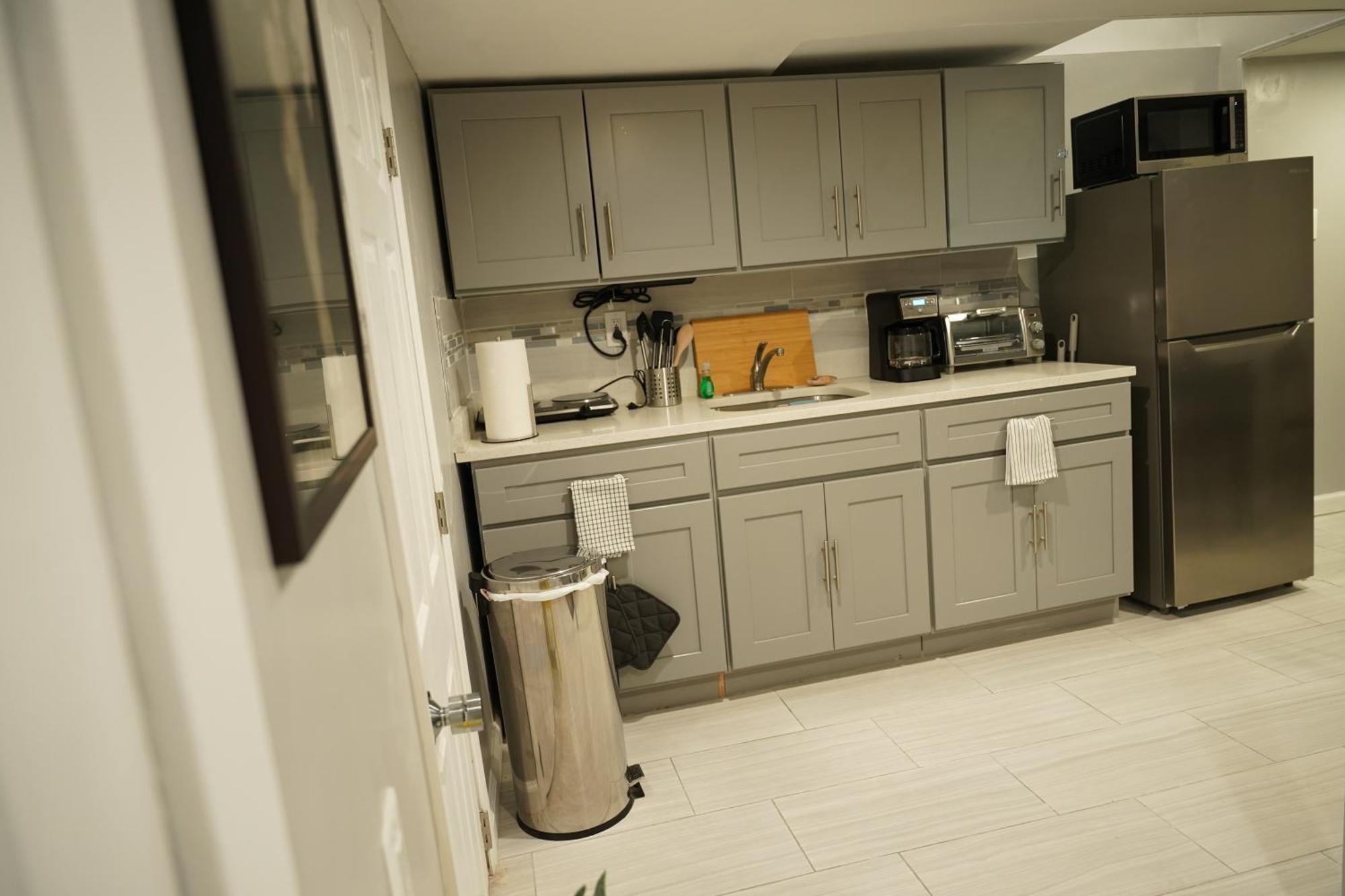 Cozy 2 Bedroom In A Lovely Forest Hills Neighborhood Apartment *