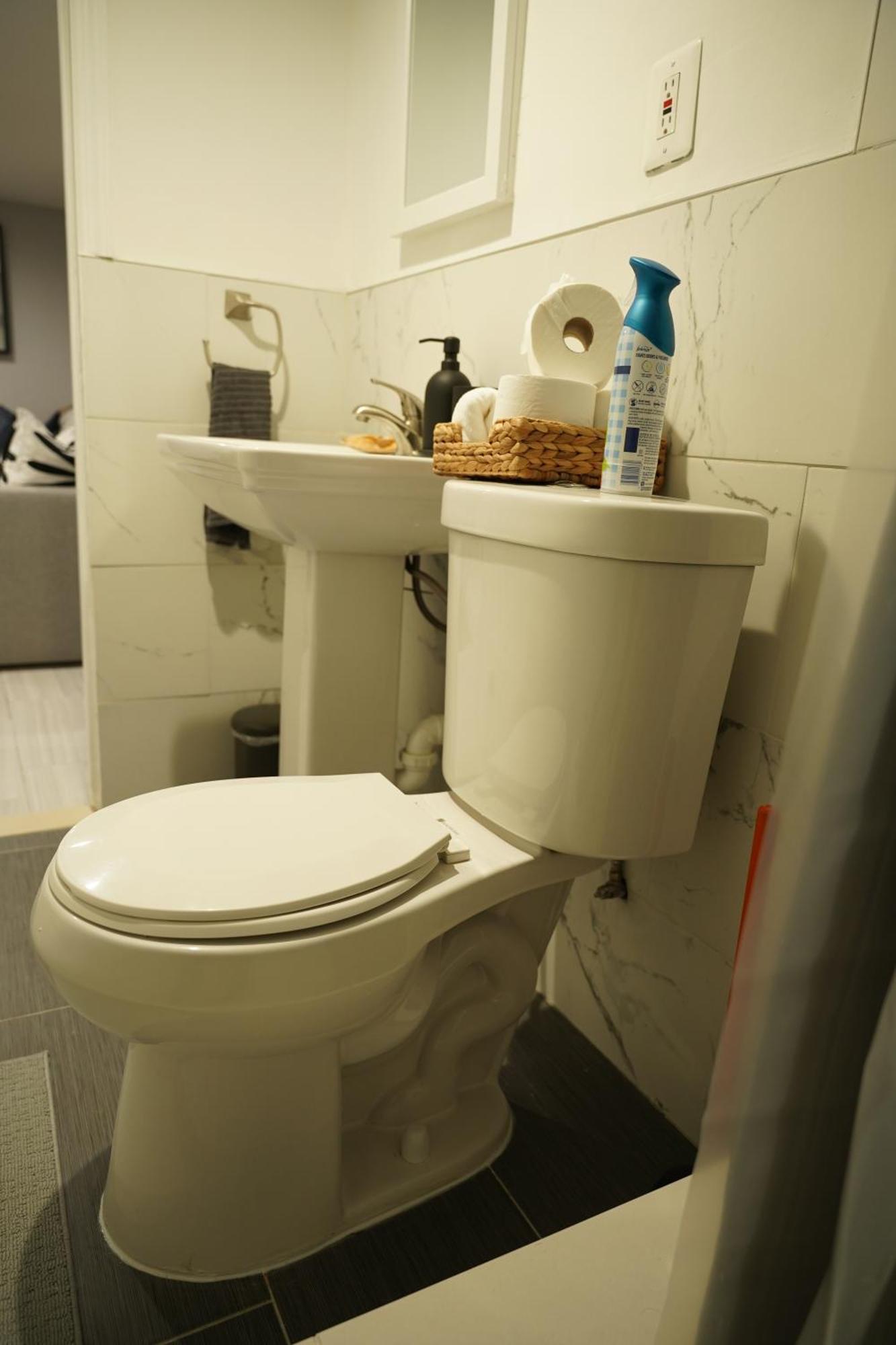 Cozy 2 Bedroom In A Lovely Forest Hills Neighborhood Apartment