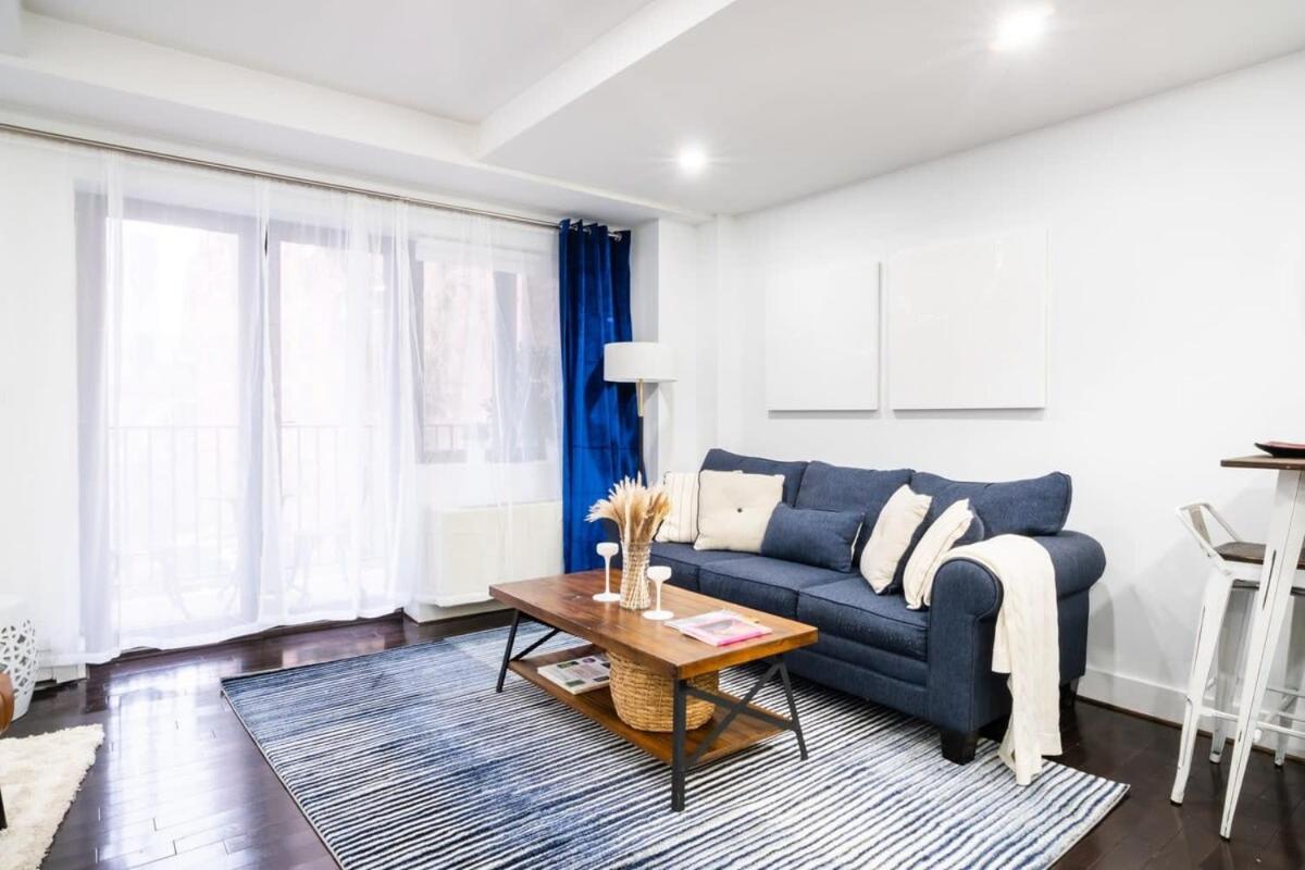 809-3b With A Balcony By Columbus Circle Appartement New York