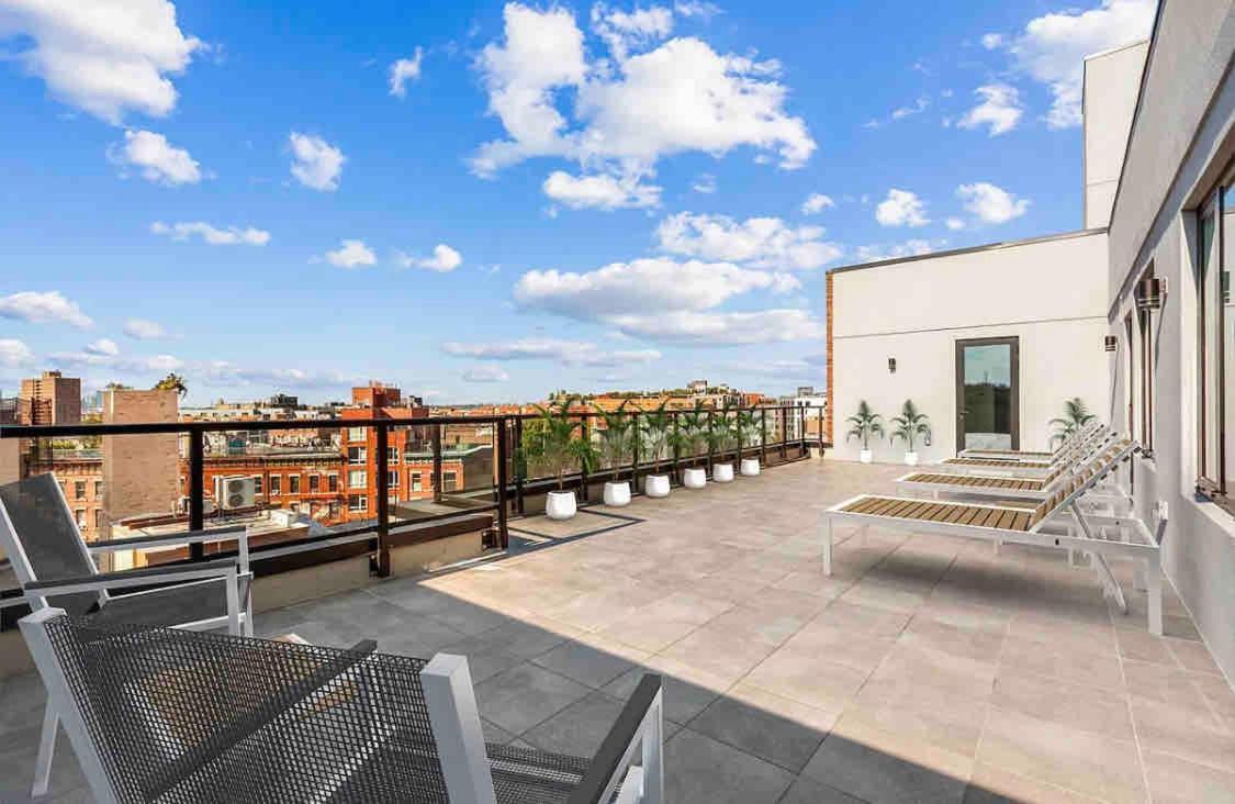 Apartment Peaceful Quiet Spacious New Modern Penthouse 3-bedroom With A Balcony