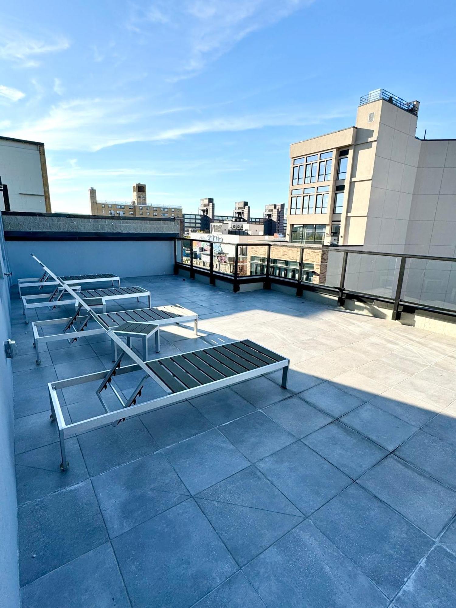 Peaceful Quiet Spacious New Modern Penthouse 3-bedroom With A Balcony Apartment