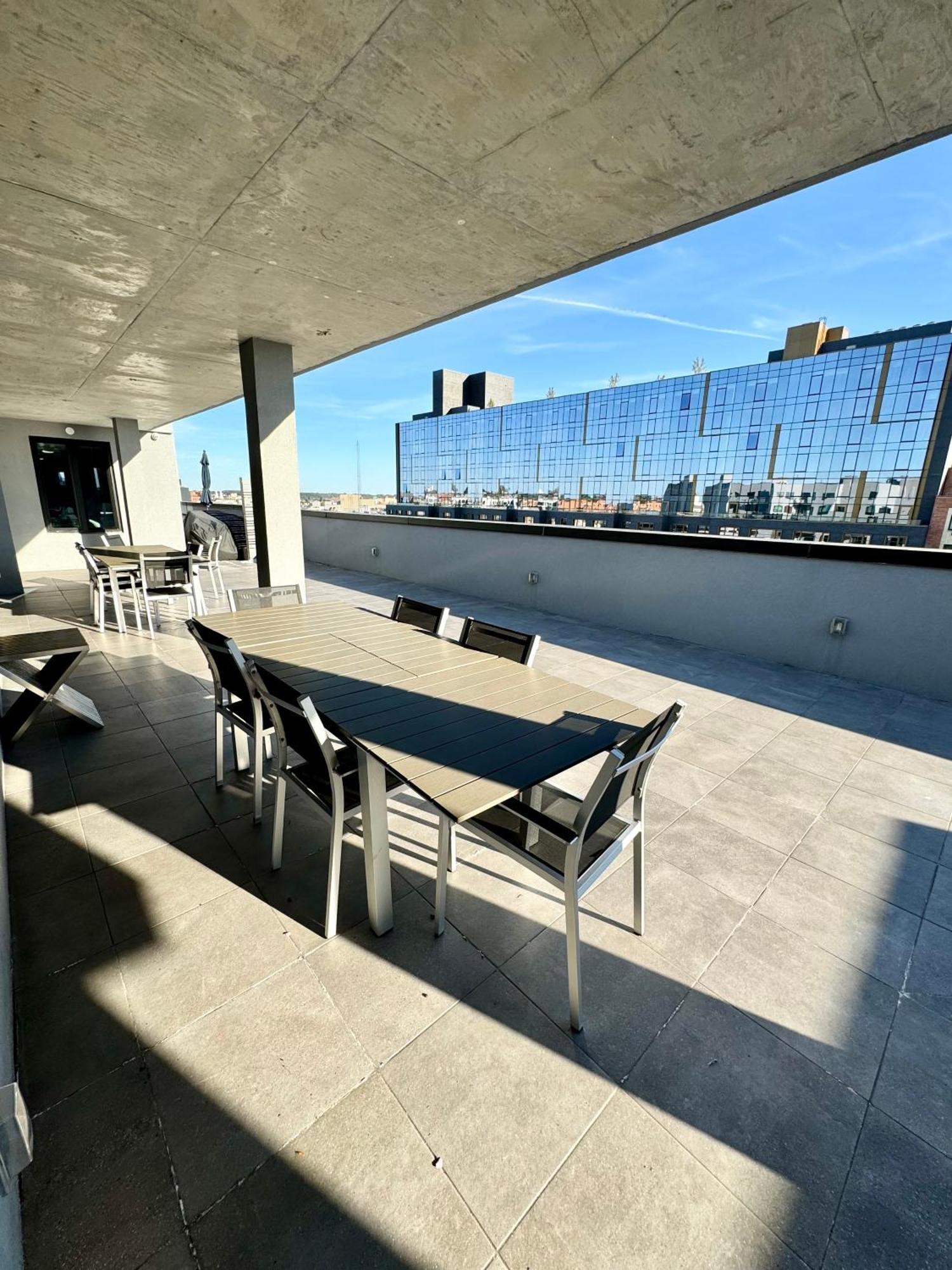 Peaceful Quiet Spacious New Modern Penthouse 3-bedroom With A Balcony Apartment