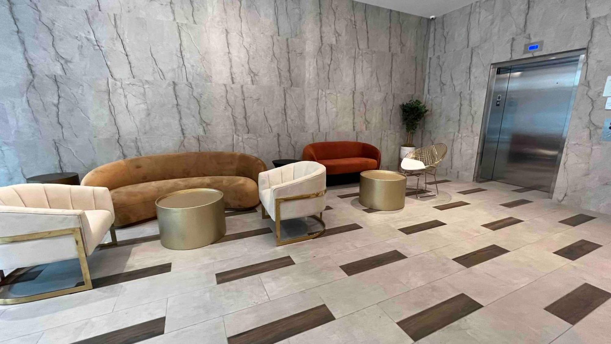 Apartment Peaceful Quiet Spacious New Modern Penthouse 3-bedroom With A Balcony