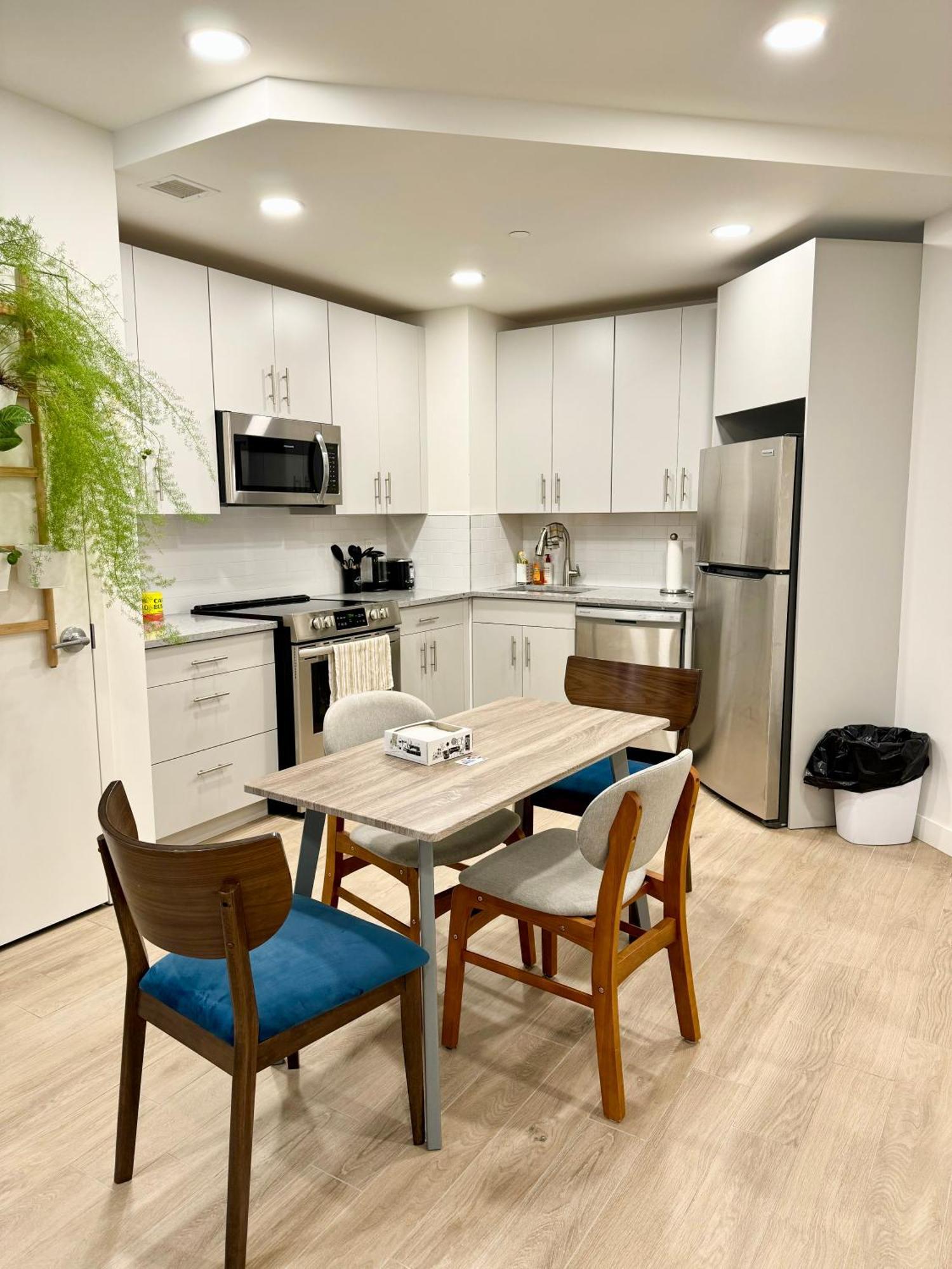 Peaceful Quiet Spacious New Modern Penthouse 3-bedroom With A Balcony Apartment