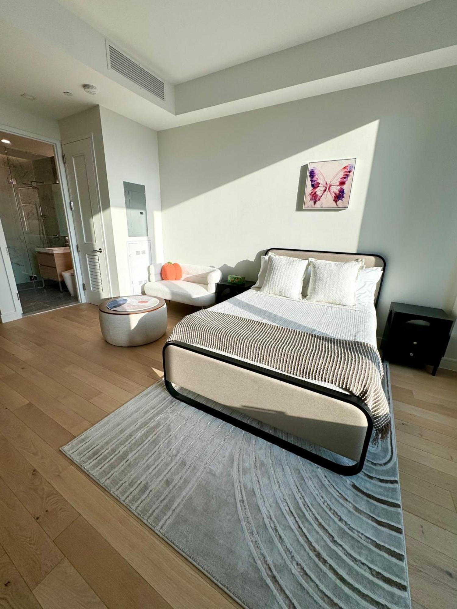Beautiful Luxury Fantastic Manhattan Skyline View One Bedroom *