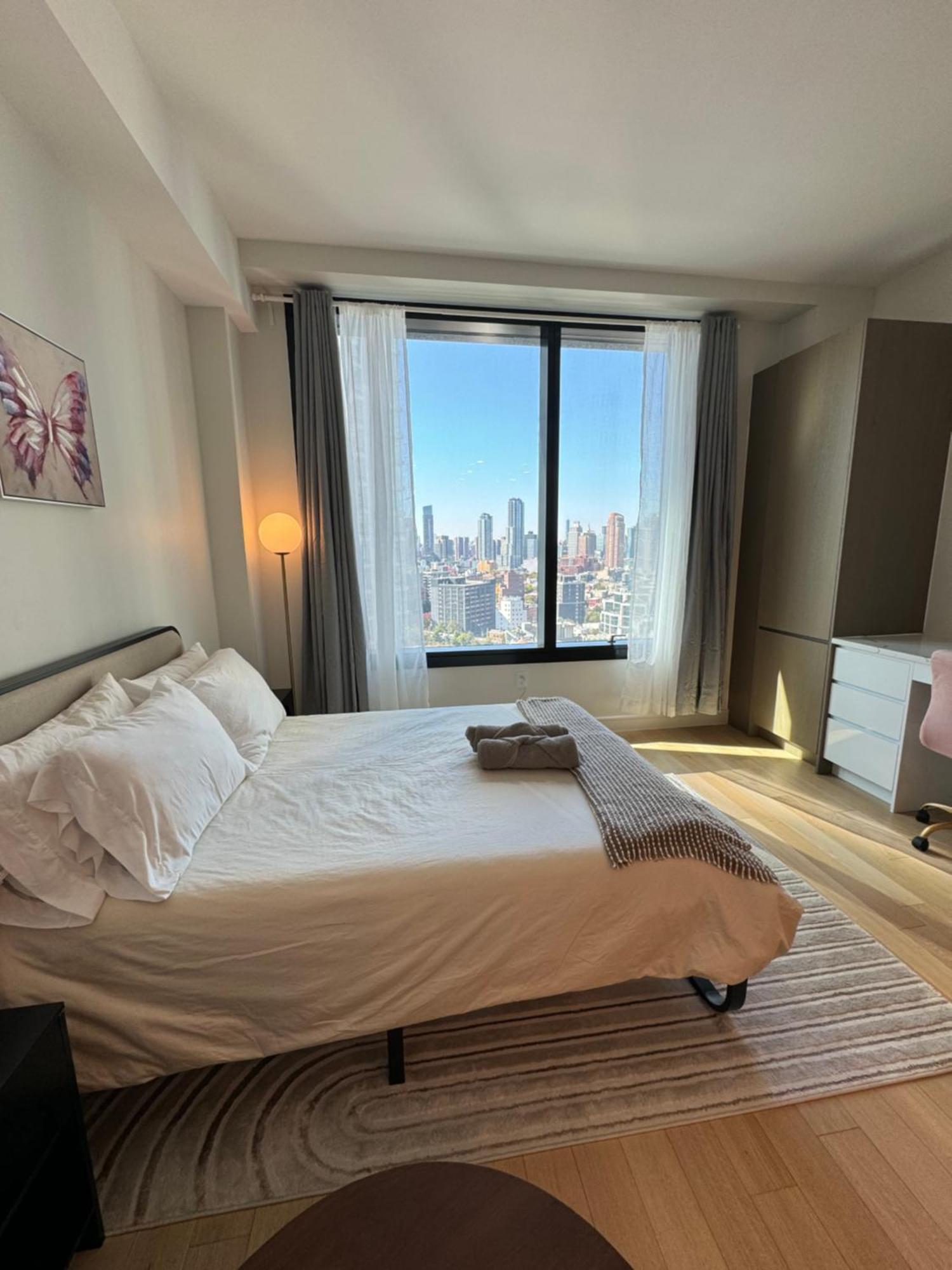 Beautiful Luxury Fantastic Manhattan Skyline View One Bedroom Apartment *