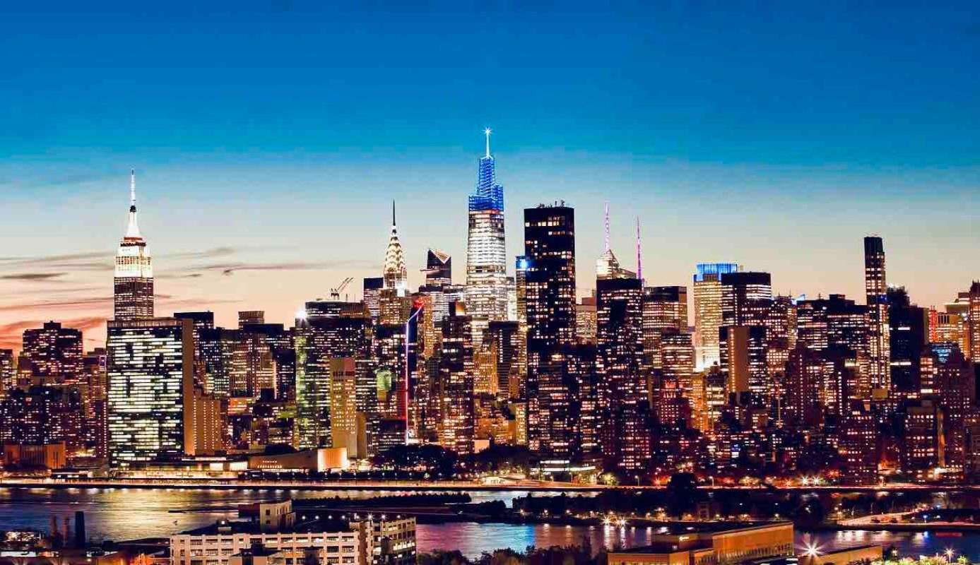 Beautiful Luxury Fantastic Manhattan Skyline View One Bedroom Apartment *