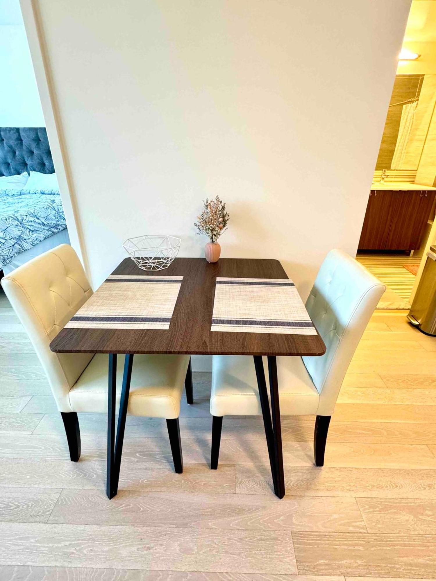 Beautiful Luxury Fantastic Manhattan Skyline View One Bedroom