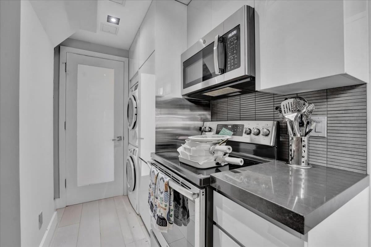 Soho Designer 2br W Balcony New York