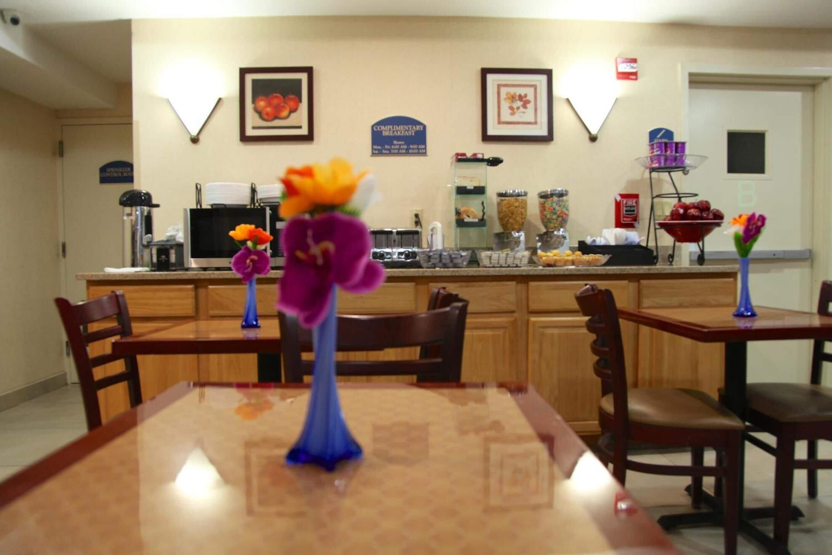 - Laguardia Airport Hotel