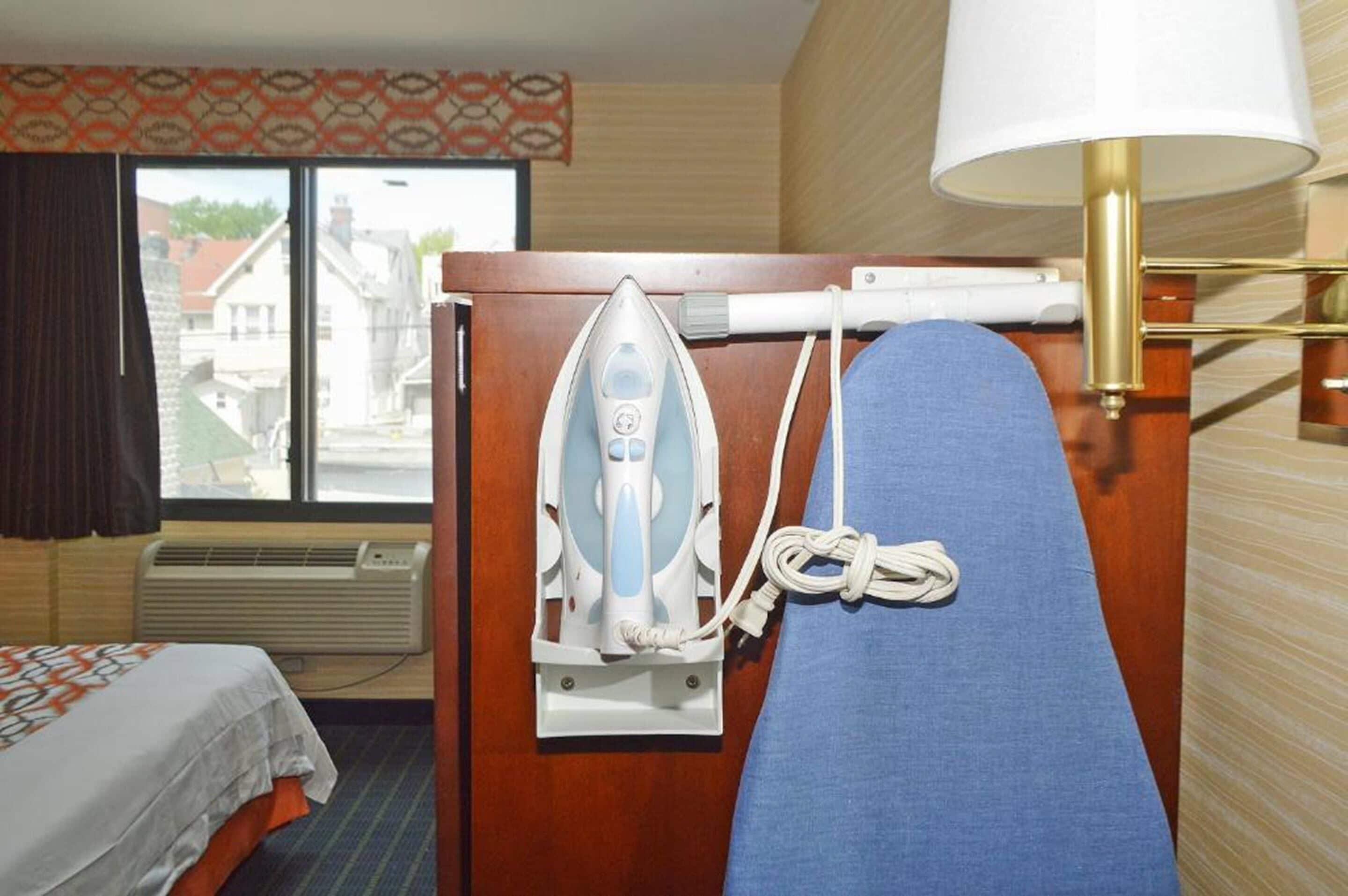 - Laguardia Airport Hotel