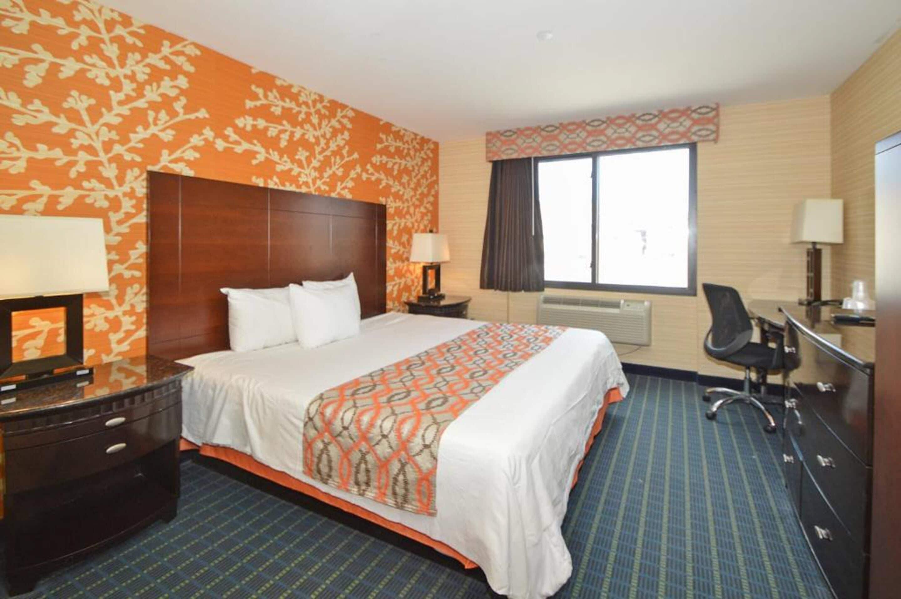 - Laguardia Airport Hotel