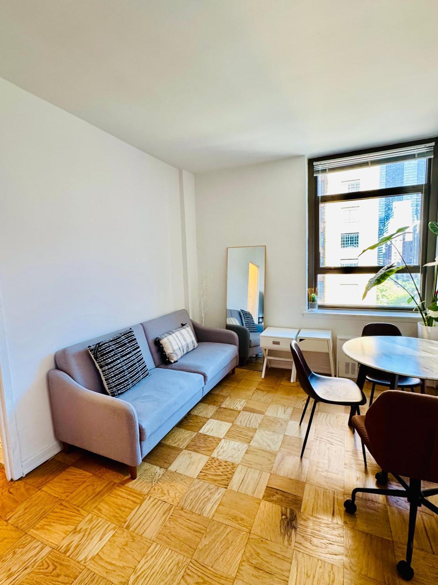 Midtown Park Ave Charming Chrysler View Corner *