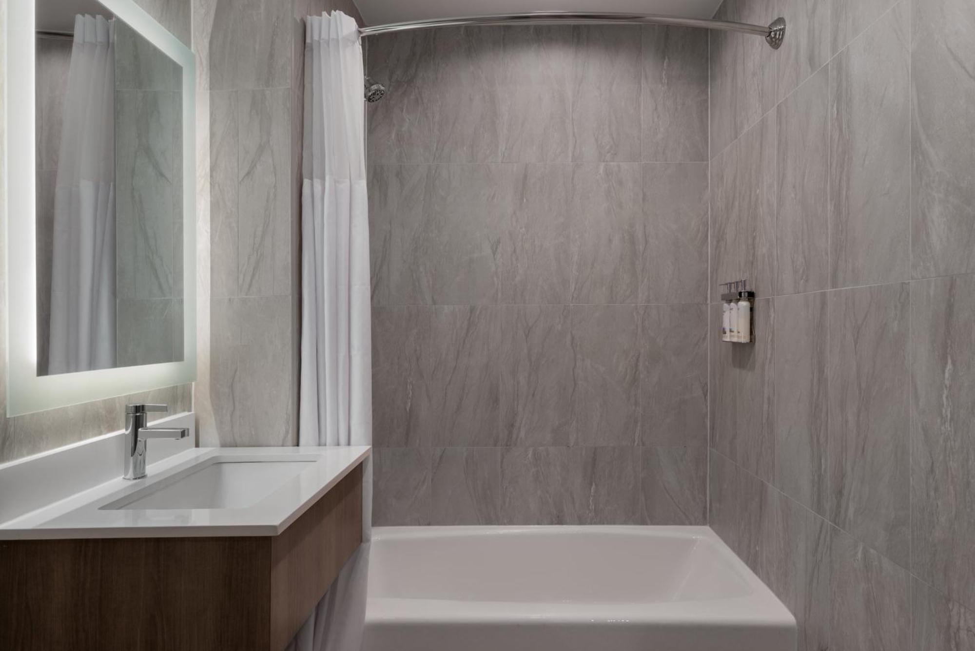 Express & Bronx - Zoo Area By Ihg Hotel New York