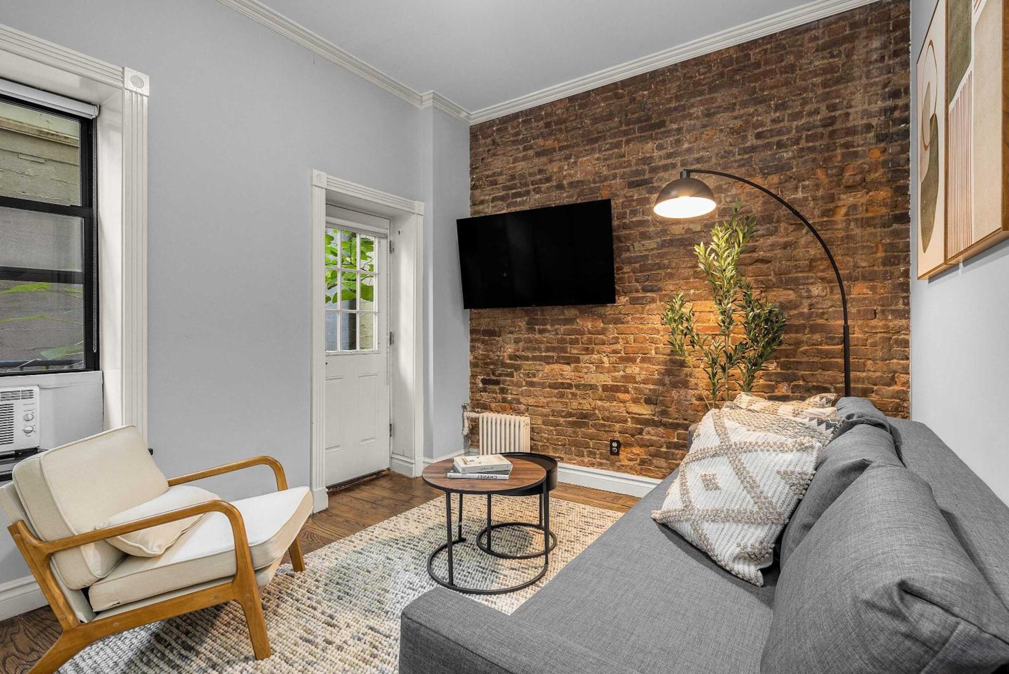 Bold Manhattan Base In Prime Nolita Apartment *