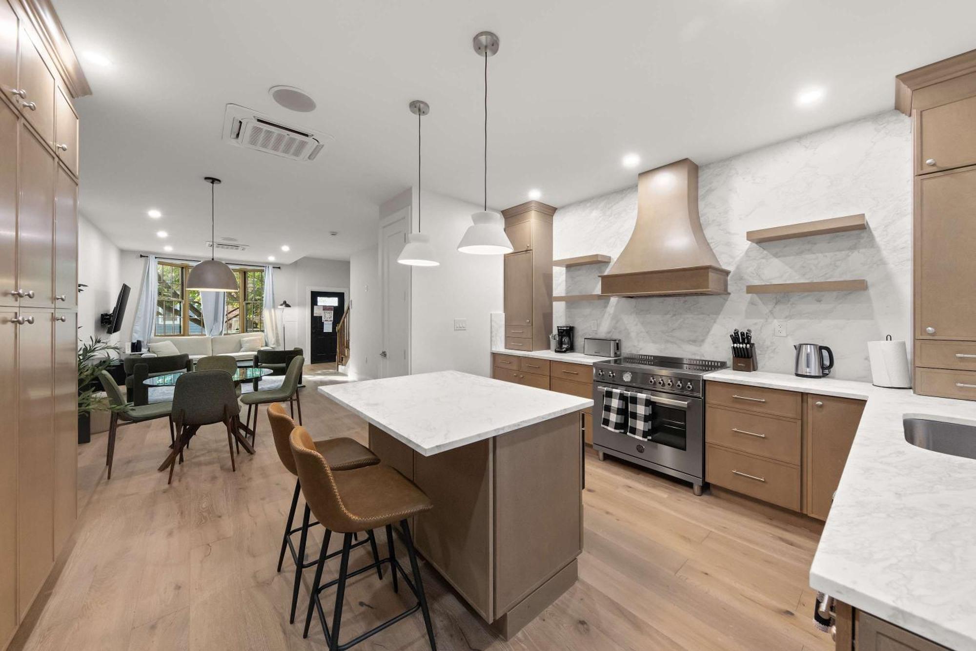 10-1 Stylish Townhouse Oasis In Greenpoint *