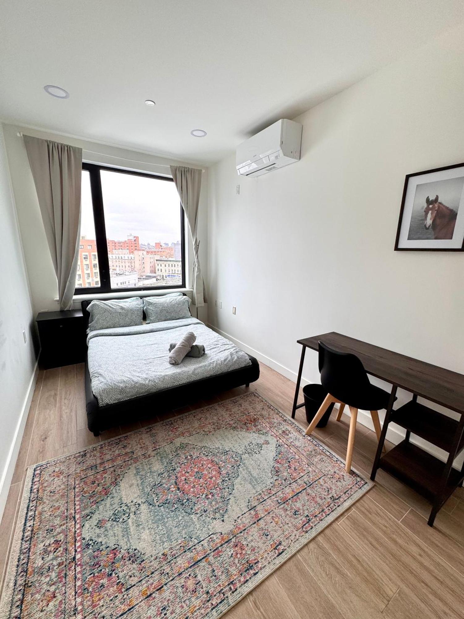 Peaceful Quiet Spacious New Modern Penthouse 3-bedroom With A Balcony