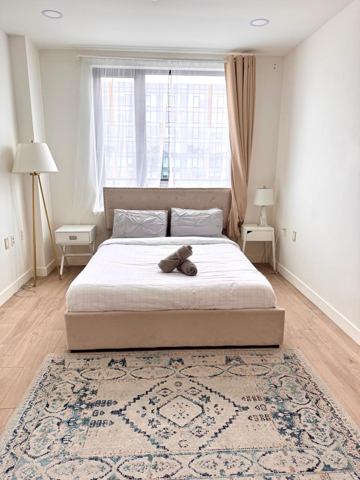 Peaceful Quiet Spacious New Modern Penthouse 3-bedroom With A Balcony New York