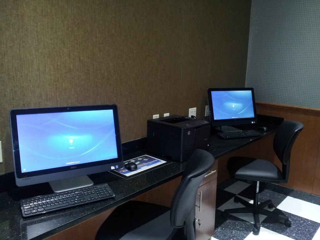 Hotel Howard Johnson By Wyndham Jamaica Ny Near Airtrain Jfk