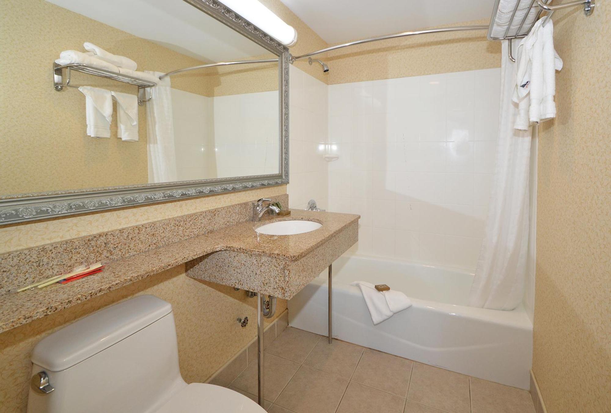 - Laguardia Airport Hotel 3*