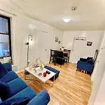 2 Bedrooms Flat 5 Minutes From Times Square Apartment