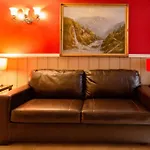 Large Apt, One Block To Train