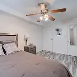 Wonderful Getaway In Canarsie Brooklyn With Parking