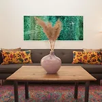 Three Bedroom Unique Apartment In West Side