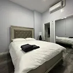 Big Apple Duplex - 5 Bedrooms 3 Bathroom W/ Backyard * Rare Find*
