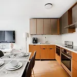 Stylish 2 Bd 2 Ba At Ues
