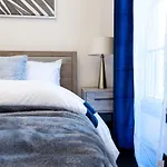 E10-1 Designer East Village Townhouse 1Br