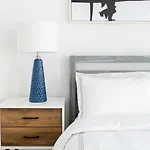 323-2 Specious 2Br Williamsburg