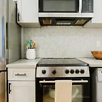 1288-4R Newly Furnished Prime Ues 2Br