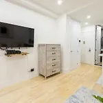 1597-1 Large Studio W D In The Unit Prime Ues