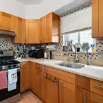 Comfy And Convenient Room In Ny