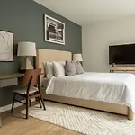 Landing Modern Apartment With Amazing Amenities