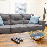 Monthly Nyc Rentals- Stylish 3 Bedroom Unit