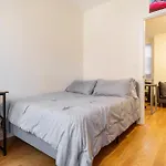 Private Room - 23 Minutes To Times Square