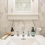 Lofty & Bright Greenwich Getaway W Private Rooftop
