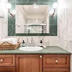 Lofty & Bright Greenwich Getaway W Private Rooftop Apartment *
