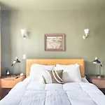 Apartment Lofty & Bright Greenwich Getaway W Private Rooftop